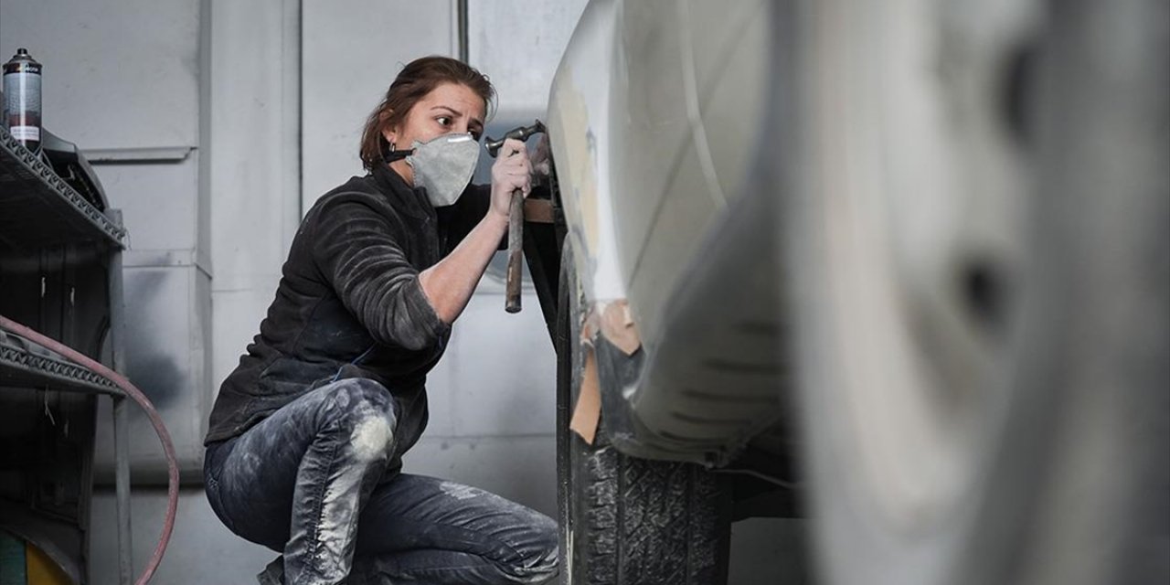 Sanayinin Güler Ustası, Otomobillere Titizlikle Renk Veriyor