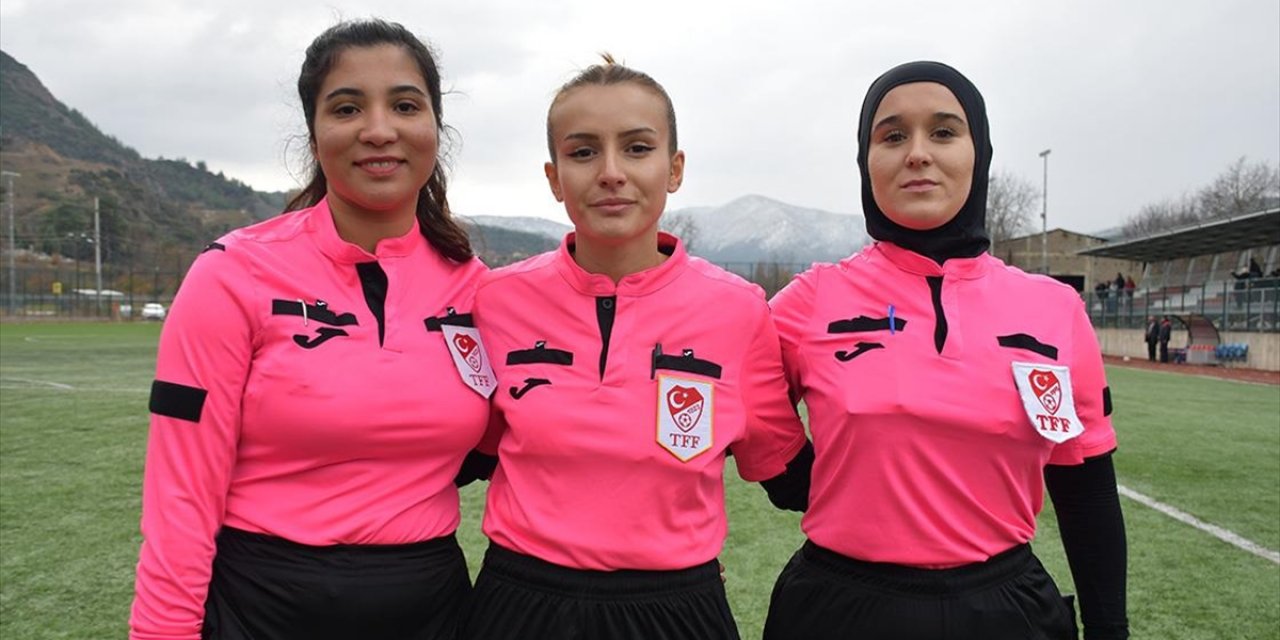 Bilecik'te 3 Kadın Hakem, Kadına Yönelik Şiddete Dikkati Çekmek İçin Futbol Maçı Yönetti