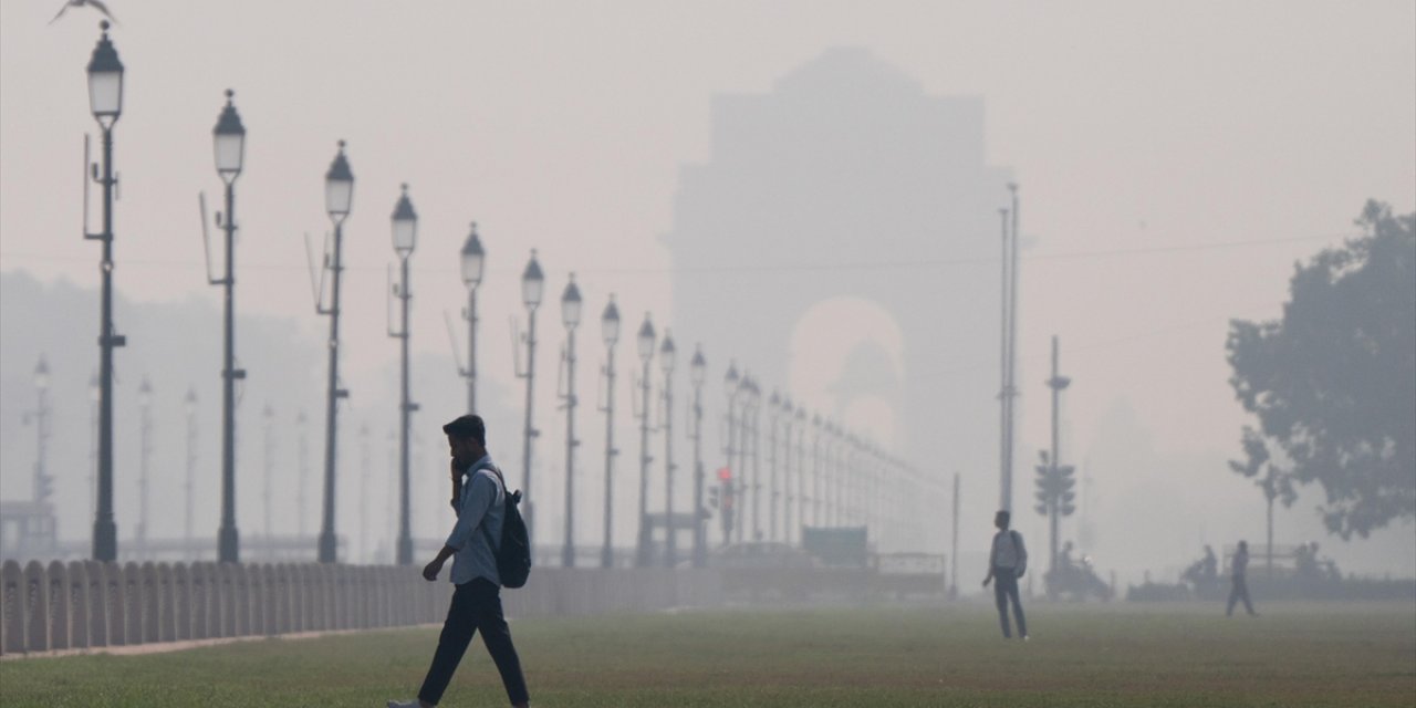 Yeni Delhi'de Hava Kirliliği Nedeniyle Okullar "Hibrit" Olarak Yeniden Açılacak