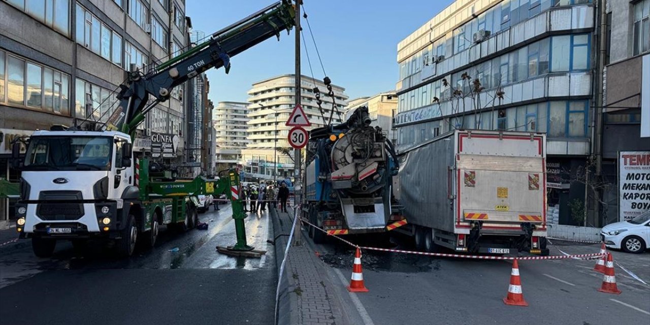 Güngören'de İski Kamyonu Çalışma Yaparken Yol Çöktü