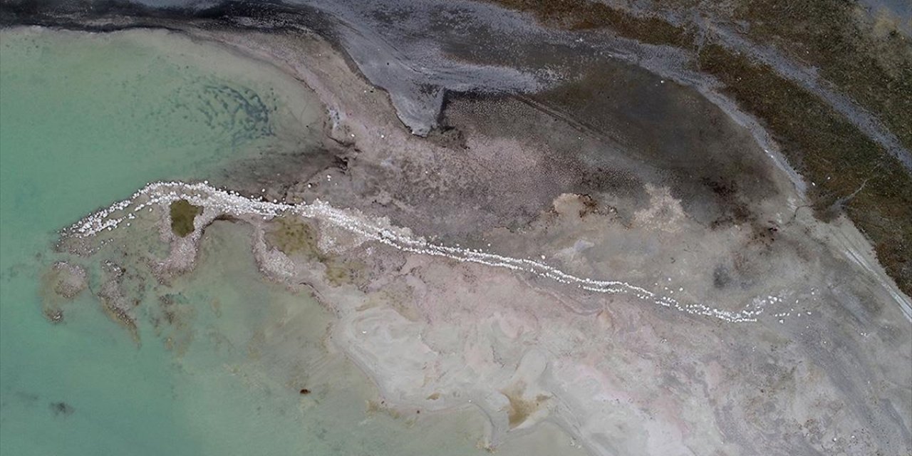 Arin Gölü'ndeki Çekilmeyle İskele Duvarı ve Yapı Kalıntıları Ortaya Çıktı