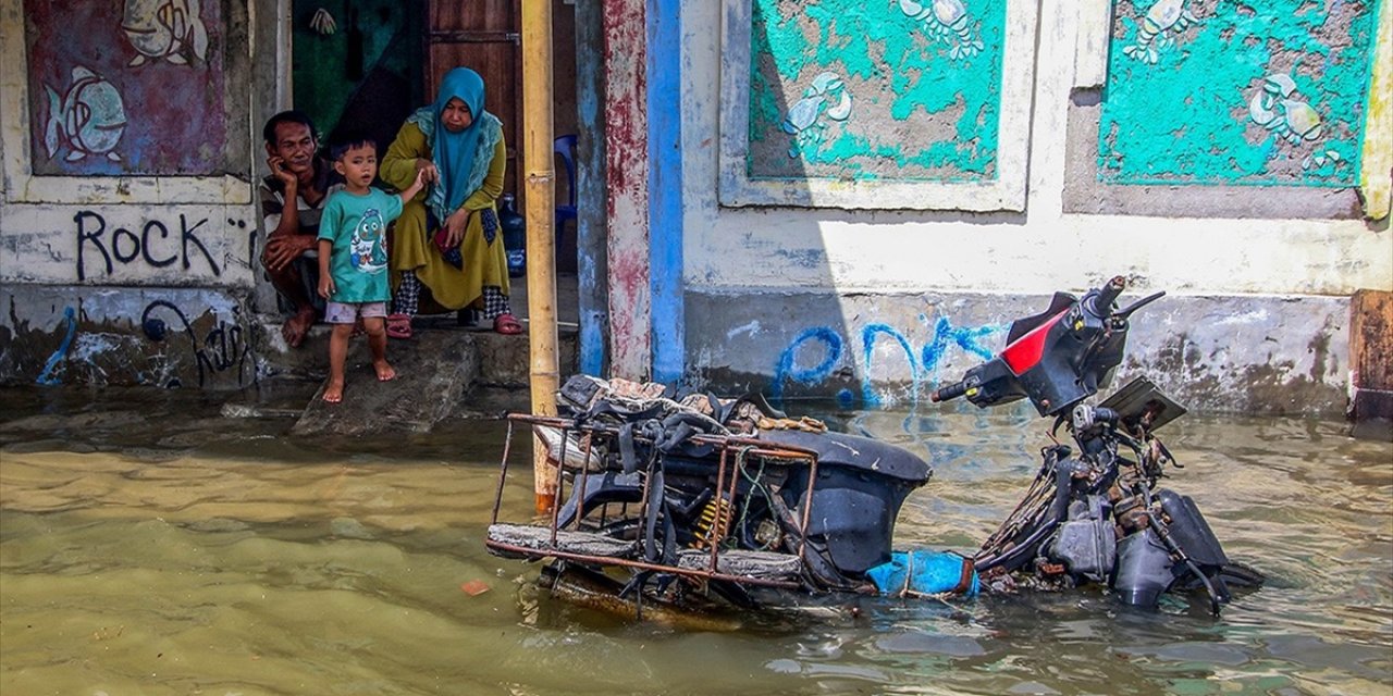 Endonezya'da Ani Sel ve Toprak Kaymaları Sonucu Ölenlerin Sayısı 20'ye Çıktı