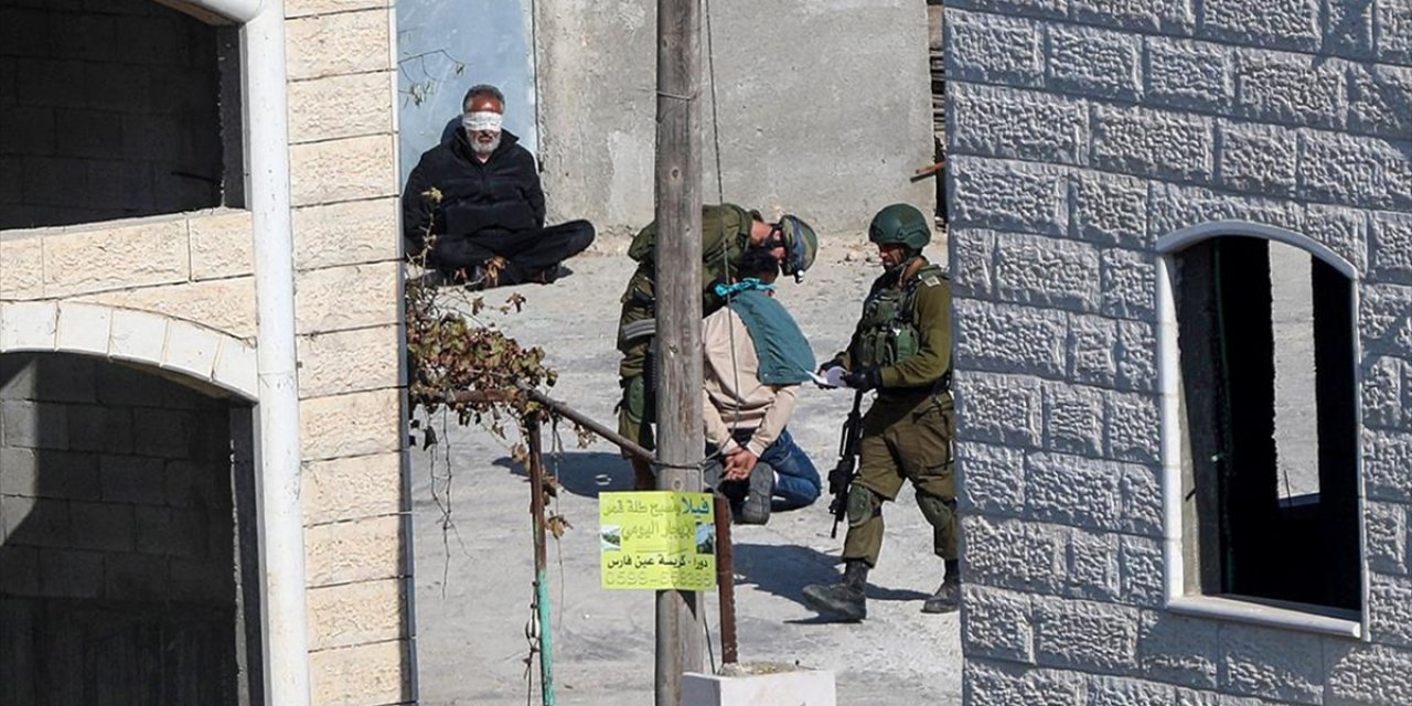 İsrail Askerleri, İşgal Altındaki Batı Şeria'da İkisi Çocuk, 16 Filistinliyi Gözaltına Aldı