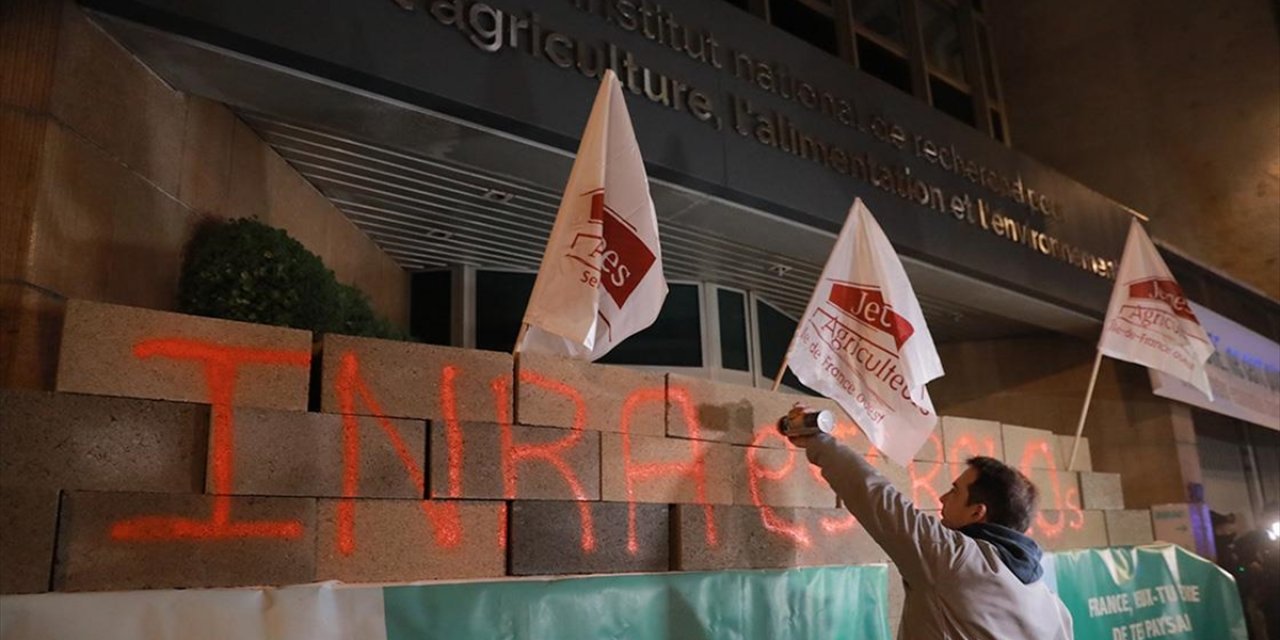 Fransız Çiftçiler Ulusal Tarım, Gıda Ve Çevre Araştırma Enstitüsü Önünde Sembolik Duvar Ördü