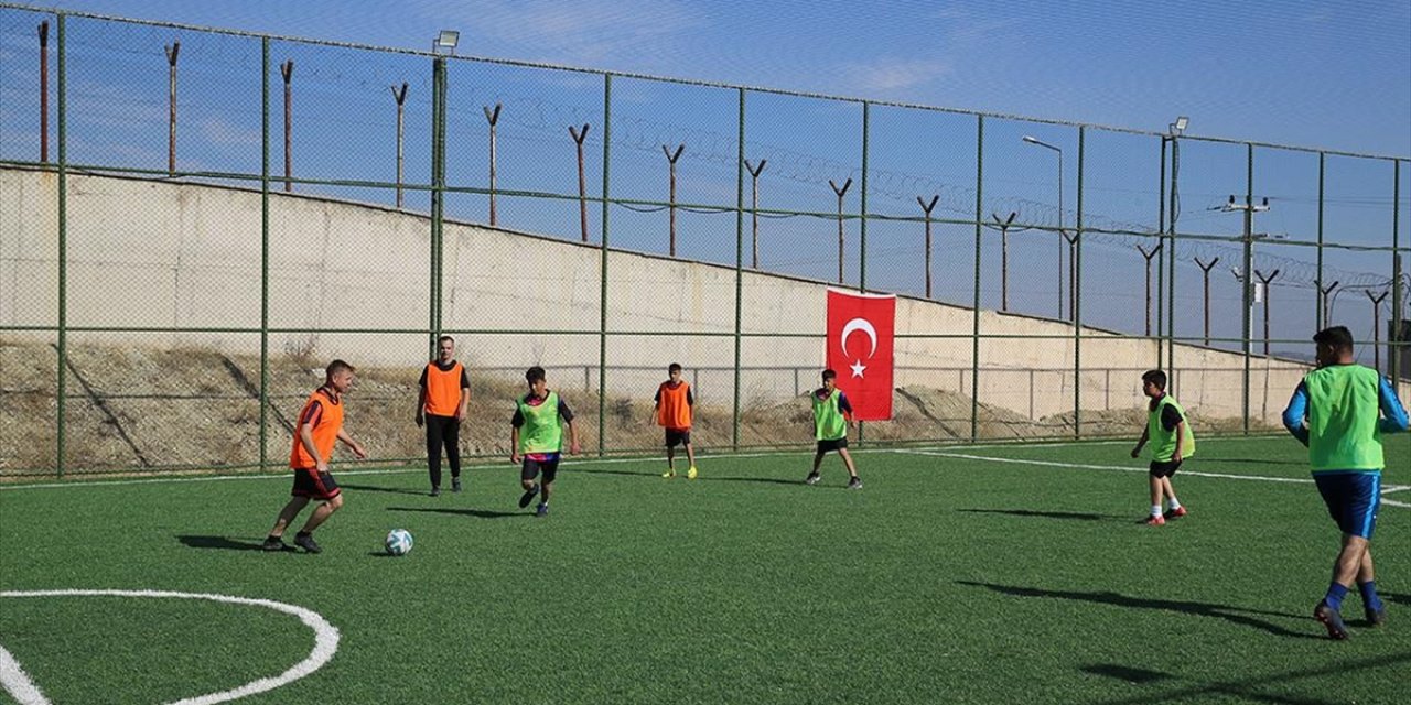 Diyarbakır'da Öğrenciler Her Hafta Jandarma İle Futbol Maçı Yapıyor