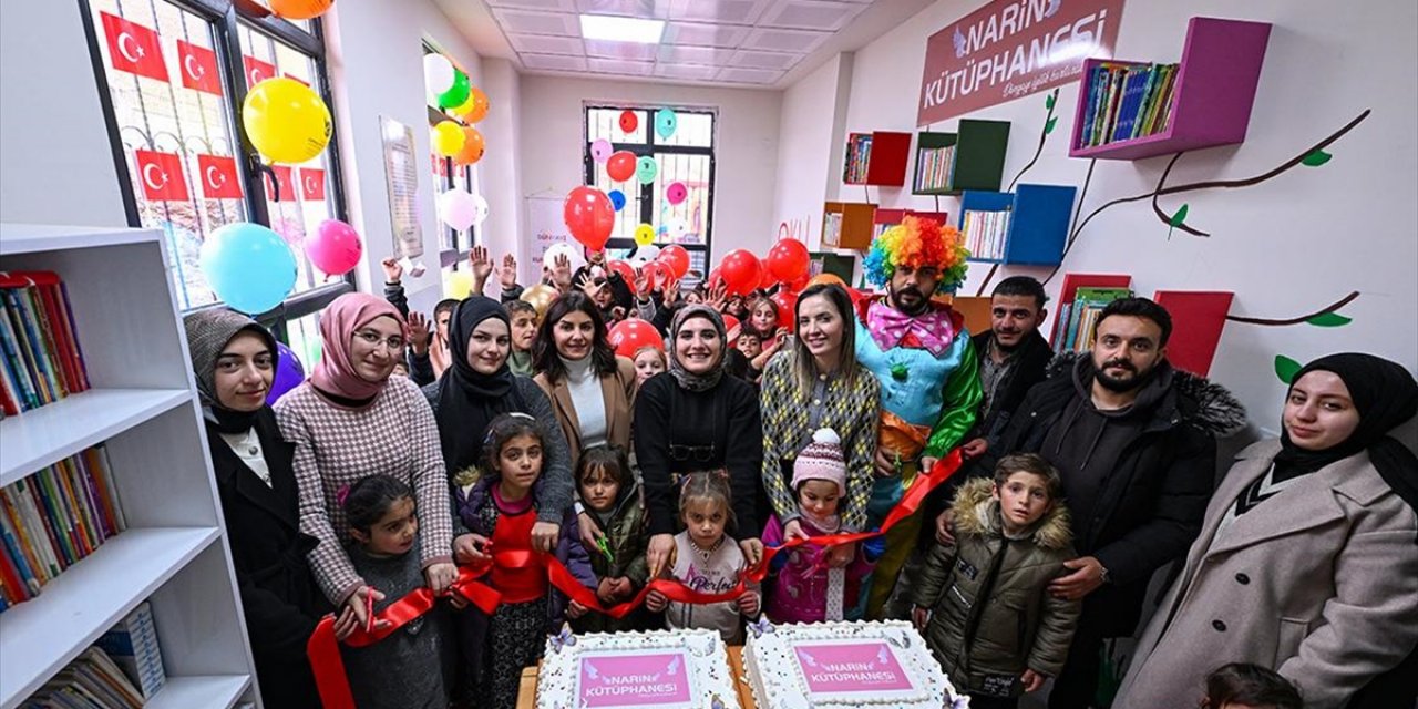 Kilometrelerce Yol Katedip Kırsaldaki Çocuklar İçin "Narin Kütüphanesi" Kurdular