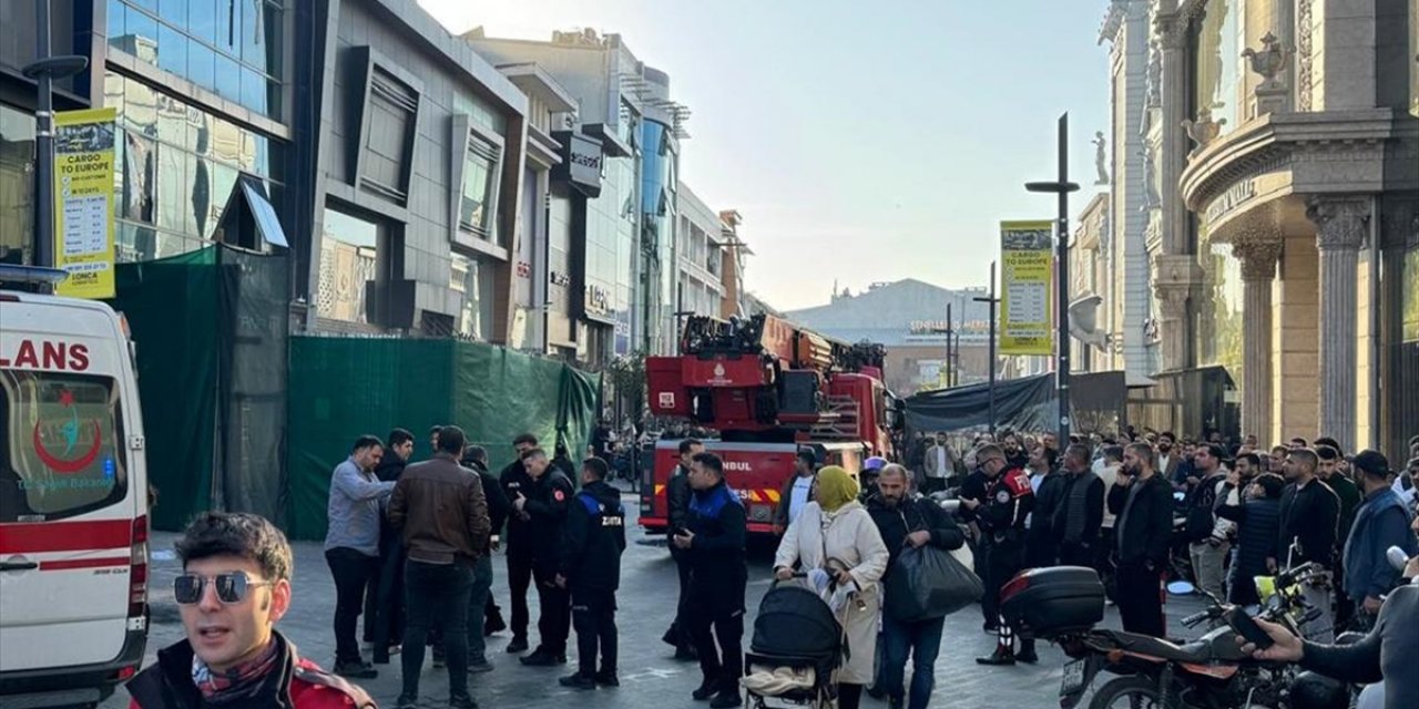 Güngören'de Yıkım Sırasında Kısmen Çöken Binada Göçük Altında Kalan 2 İşçiden Biri Kurtarıldı