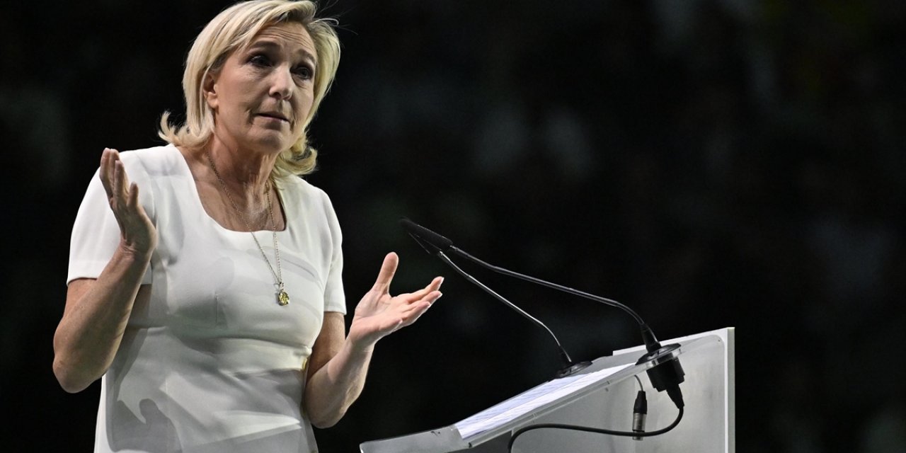 Le Pen, Bütçeyle İlgili Talepleri Dikkate Alınmazsa Fransız Başbakanı'nı, Hükümeti Düşürmekle Tehdit Ediyor