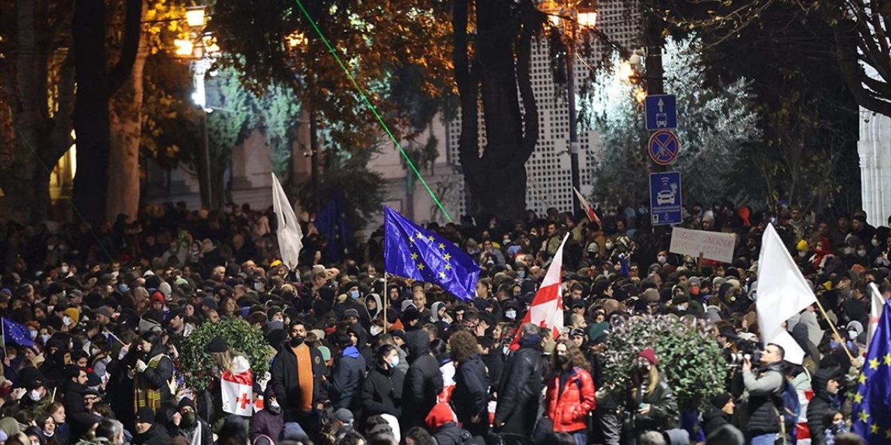 Gürcistan'da, AB'ye Katılım Müzakerelerinin Askıya Alınmasına Karşı Protestolar Bugün de Sürüyor