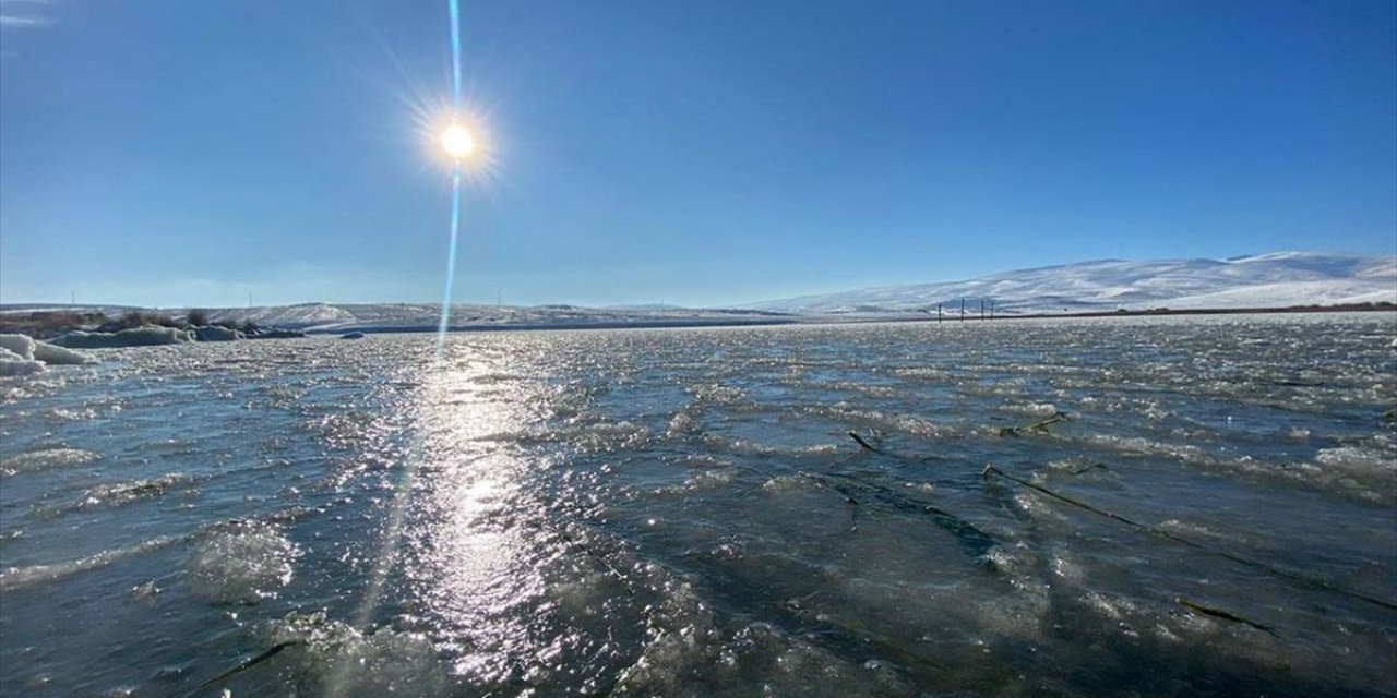 Çıldır Gölü'nün Yüzeyi Kısmen Dondu