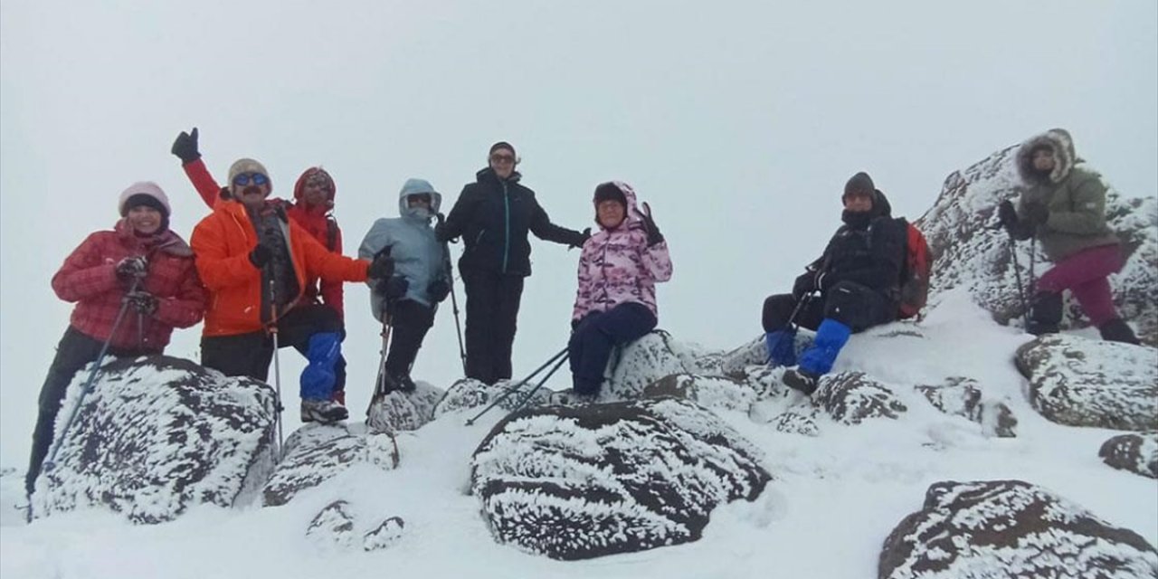 Kadın Dağcılar Olumsuz Hava Koşullarına Rağmen Ağrı Dağı'na Tırmandı