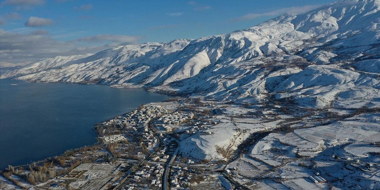 Hazar Gölü, Çevresi Karla Kaplı Manzarasıyla da Ziyaretçilerine Huzur Veriyor