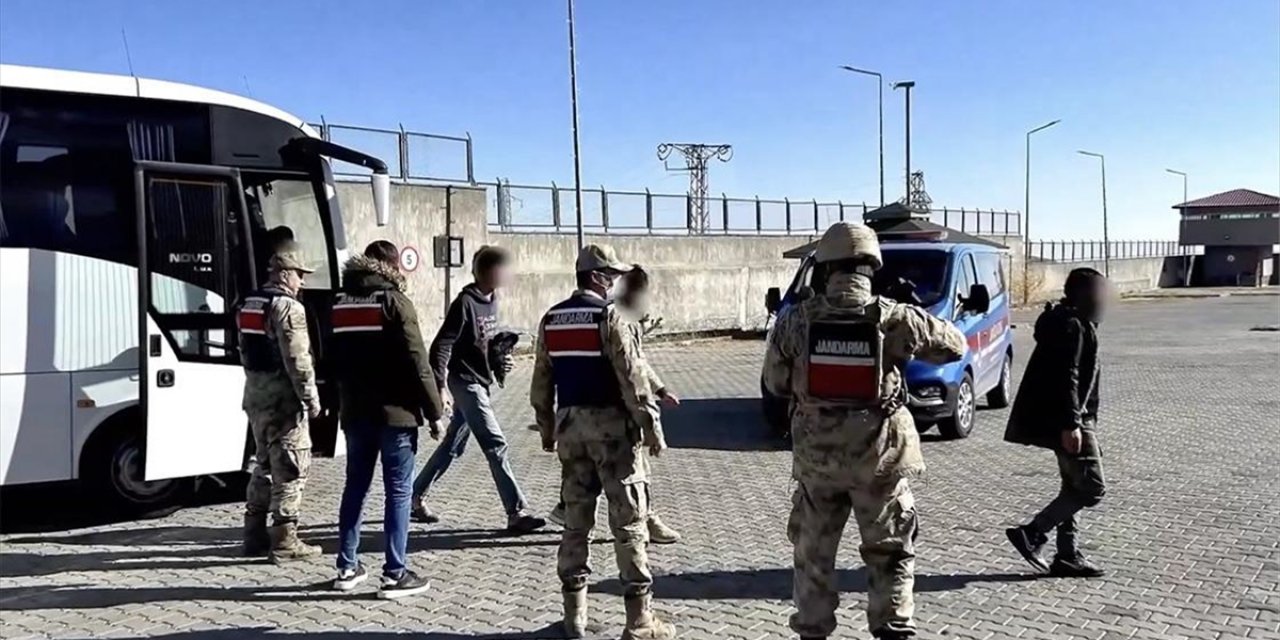 "Kalkan-33" Operasyonlarında 115 Göçmen Kaçakçılığı Organizatörü Yakalandı