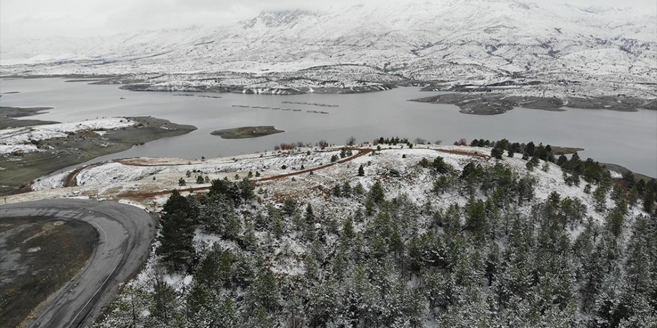 Malatya'da Karla Kaplanan Sürgü Barajı Dronla Görüntülendi