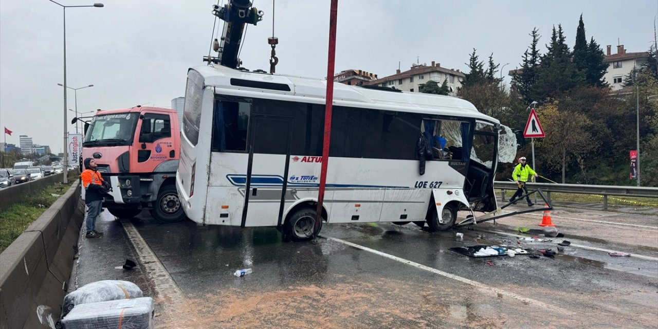 Maltepe'de Devrilen Midibüsün Sürücüsü Öldü, 7 Kişi Yaralandı