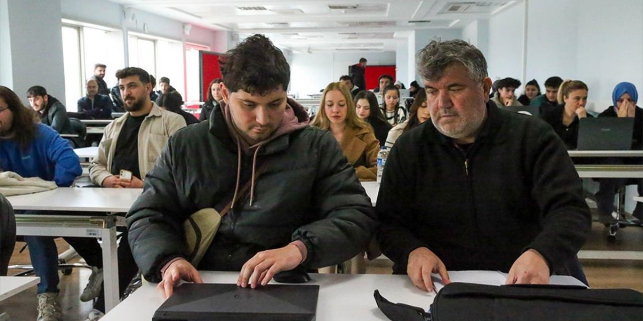 Uğruna Şehir Değiştirdiği Engelli Oğluyla Üniversitede Aynı Sırayı Paylaşıyor