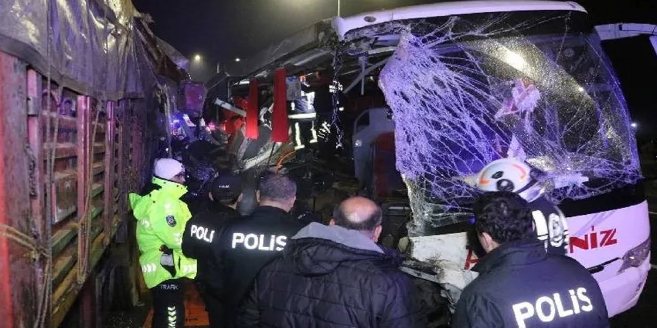 Denizli'de Feci Kaza Yolcu Otobüsü TIR'a Çarptı...