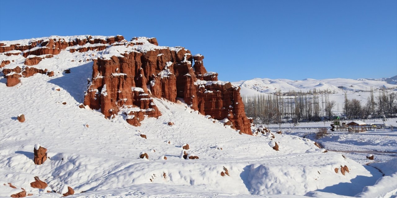 Erzurum'daki Karla Kaplı Narman Peribacaları Ziyaretçilerini Ağırlıyor