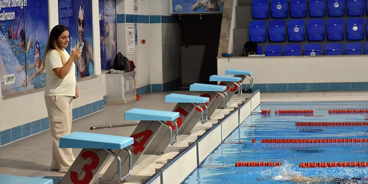 Yüzme Antrenörü Özel Gereksinimli Çocuk ve Gençler İçin Mücadele Ediyor