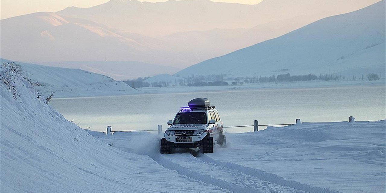 Karlı Yolları Aşıp Köy ve Mezralardaki Hastaların İmdadına Yetişiyorlar