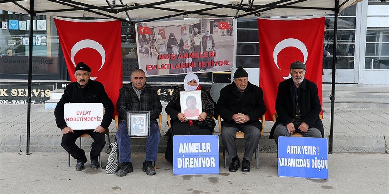 Muşlu Aileler Dem Parti Binası Önündeki "Evlat Nöbeti"ni Sürdürdü