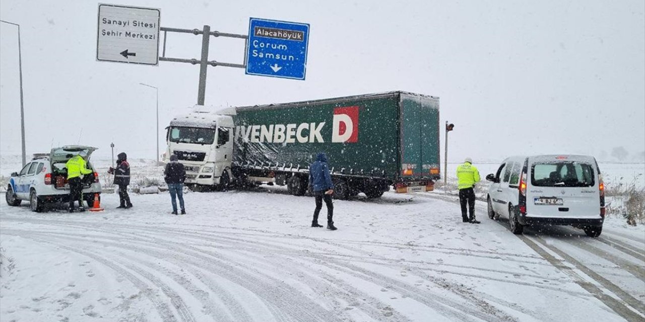 Refüje Çarpan Tır Nedeniyle Çorum-Yozgat Kara Yolu 2 Saat Ulaşıma Kapalı Kaldı