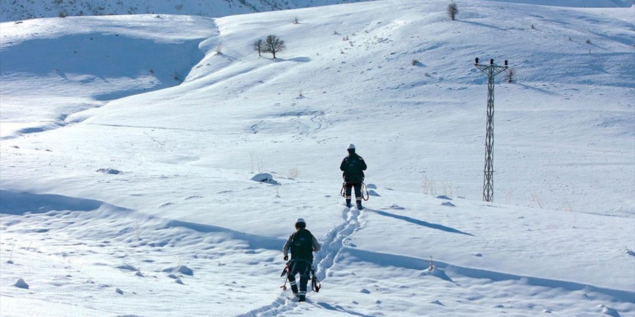 Doğu'da Kesintisiz Enerji İçin Karlı Yolları Aşıyorlar