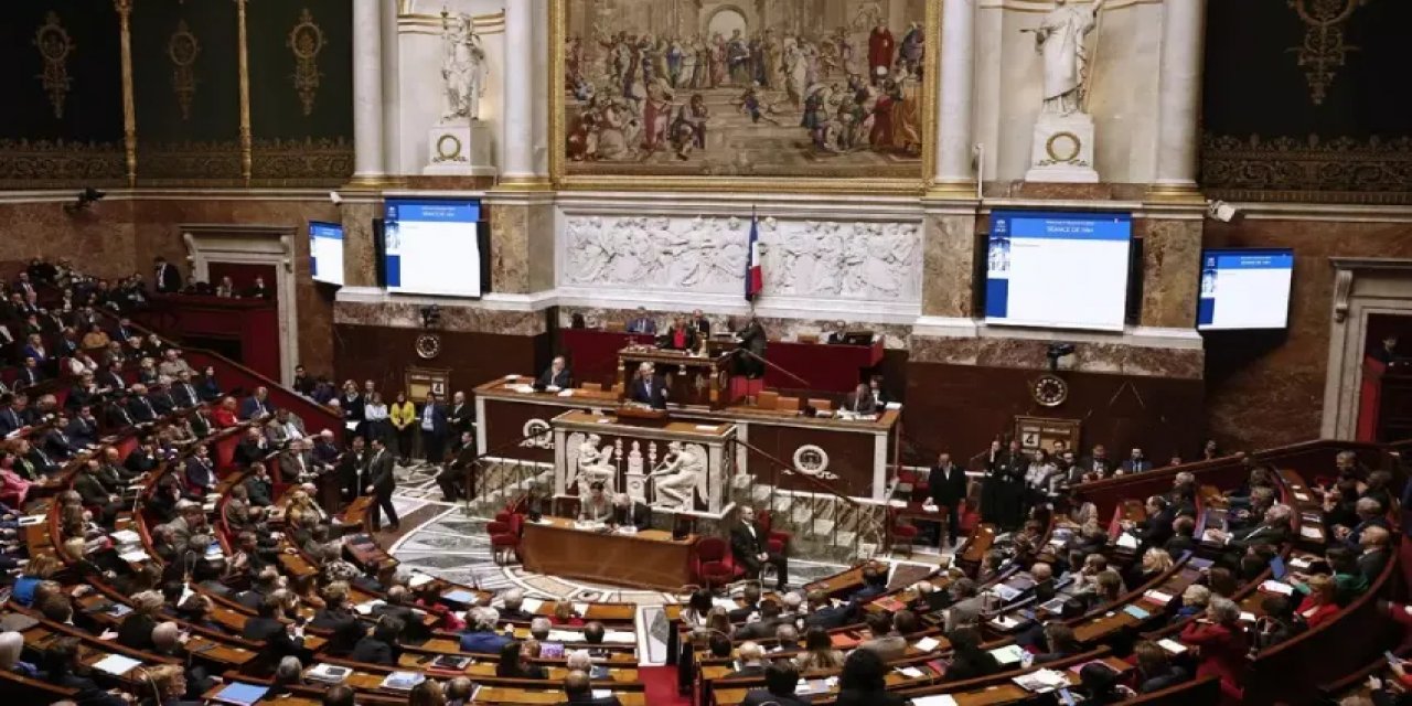 Fransa'da Hükümet Düştü!