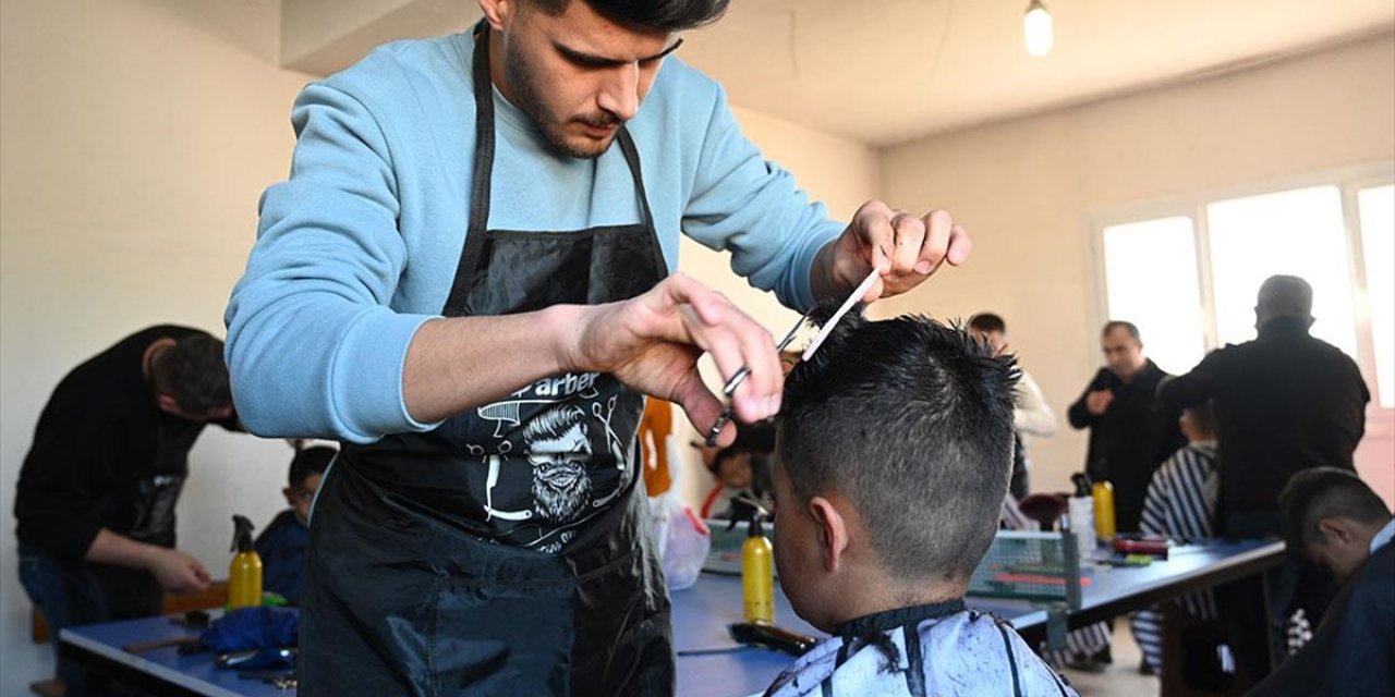Çocukları Mutlu Etmek İçin Köy Okullarını Gezip Ücretsiz Tıraş Hizmeti Veriyorlar