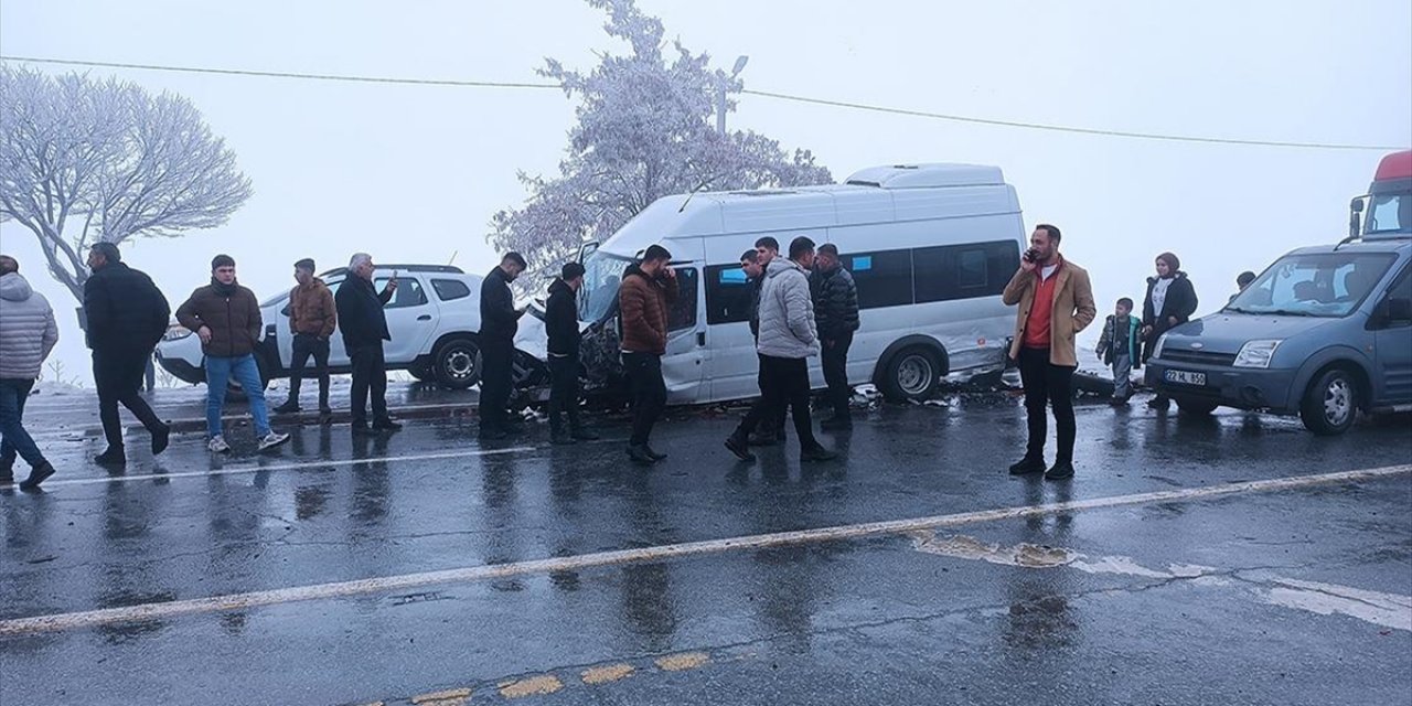 Bitlis'te 23 Aracın Karıştığı Zincirleme Trafik Kazasında 31 Kişi Yaralandı