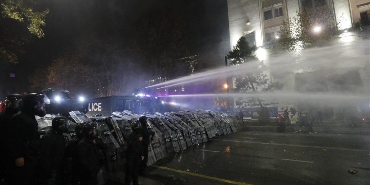 Tiflis'te Göstericiler İle Polis Arasında Arbede Yaşanınca Çevik Kuvvet Protestoya Müdahale Etti