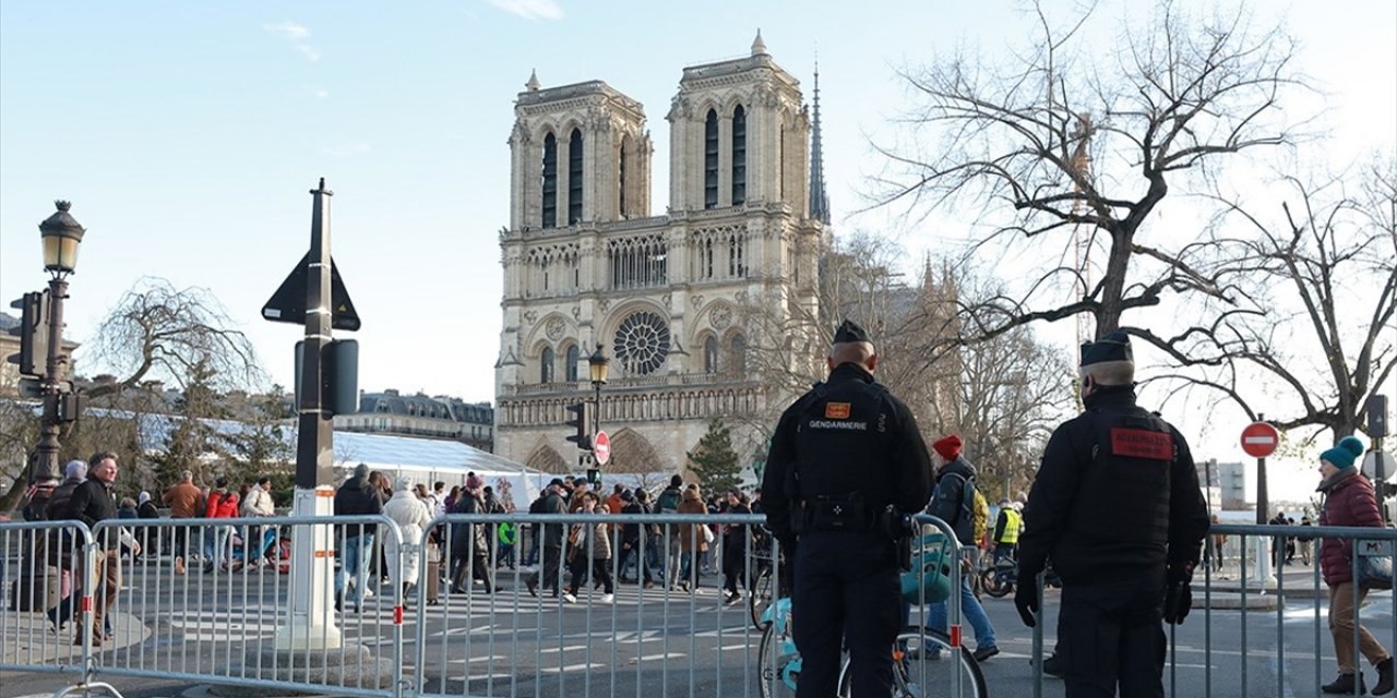 Fransızlar, Yangın Sonrası Kapılarını Açacak Notre Dame Katedrali'ne Girişlerin "Ücretsiz" Kalmasını İstiyor