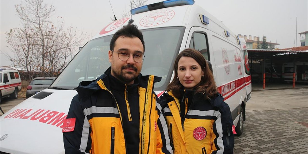 Paramedik Çift, Omuz Omuza Acil Sağlık Hizmeti Bekleyen Hastaların Yardımına Koşuyor