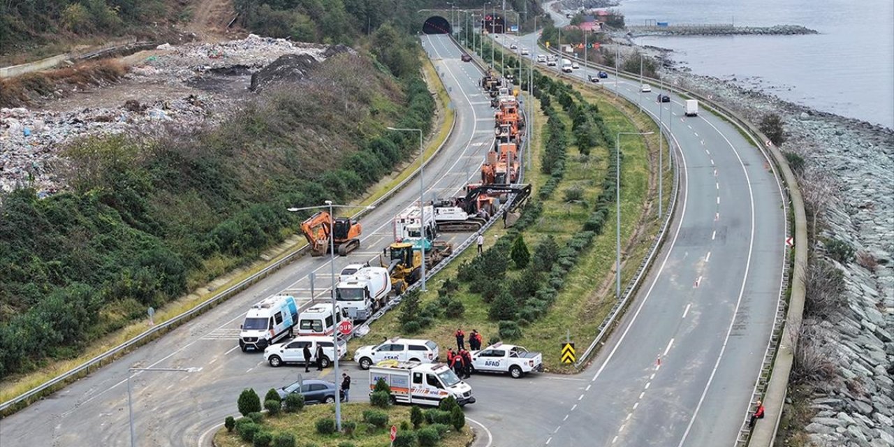 Artvin'de Heyelan Sonucu Kapanan Karadeniz Sahil Yolu'nda Çalışmalar Devam Ediyor