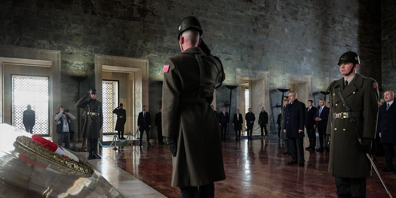 Bakan Fidan, Bakan Yardımcıları Ve Büyükelçilerle Anıtkabir ve Dışişleri Şehitliği'ni Ziyaret Etti