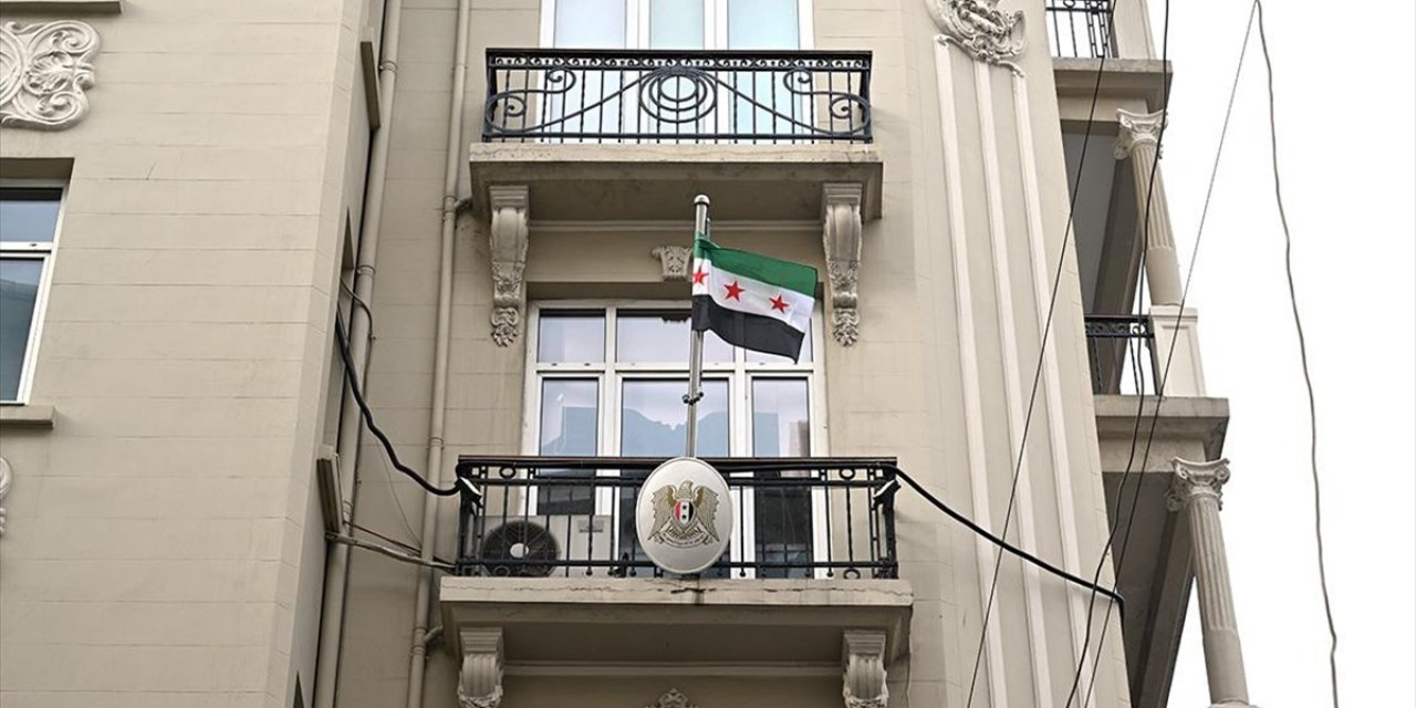 Suriye'nin İstanbul Başkonsolosluğuna "Devrim Bayrağı" Asıldı
