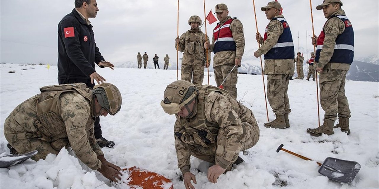 Komandolar Tunceli'nin Karlı ve Soğuk Arazilerinde Çığ Eğitiminde