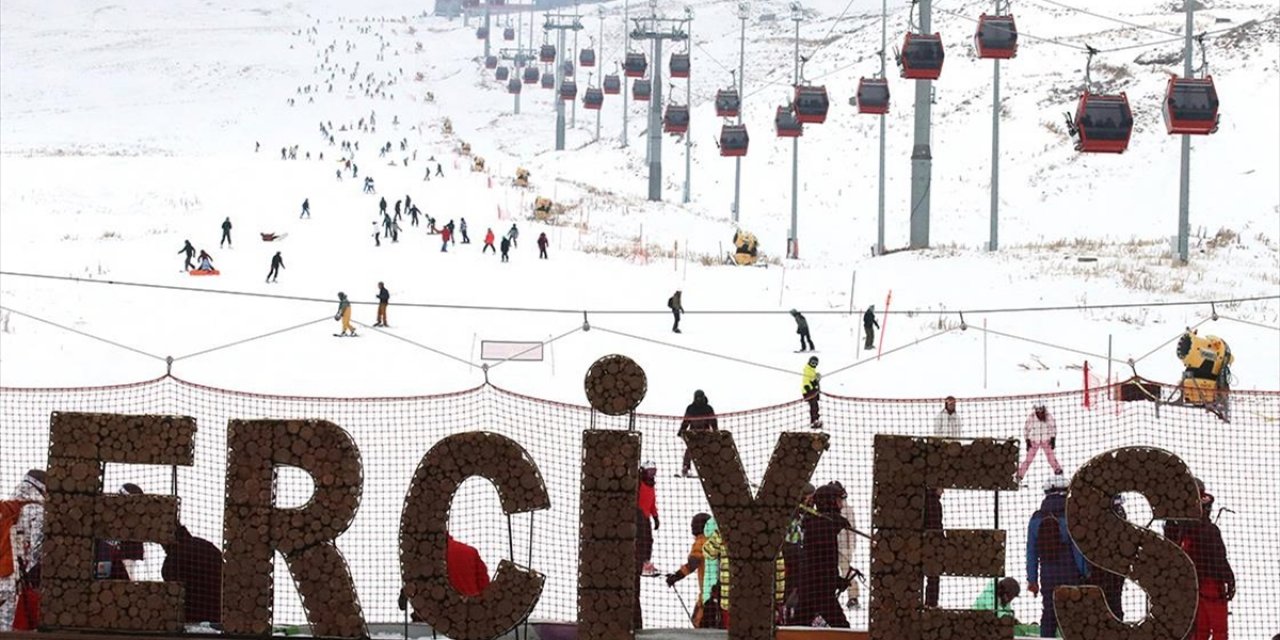 Kayak Sezonunu 20 Yıl Sonra Kasımda Açan Erciyes'te Hedef 3 Milyon Ziyaretçi