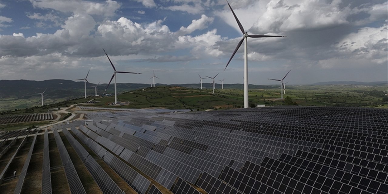 Türkiye'nin Yenilenebilir Enerji Dönüşümü Ekonomik Bir "İtici Güç" Olarak Öne Çıkıyor