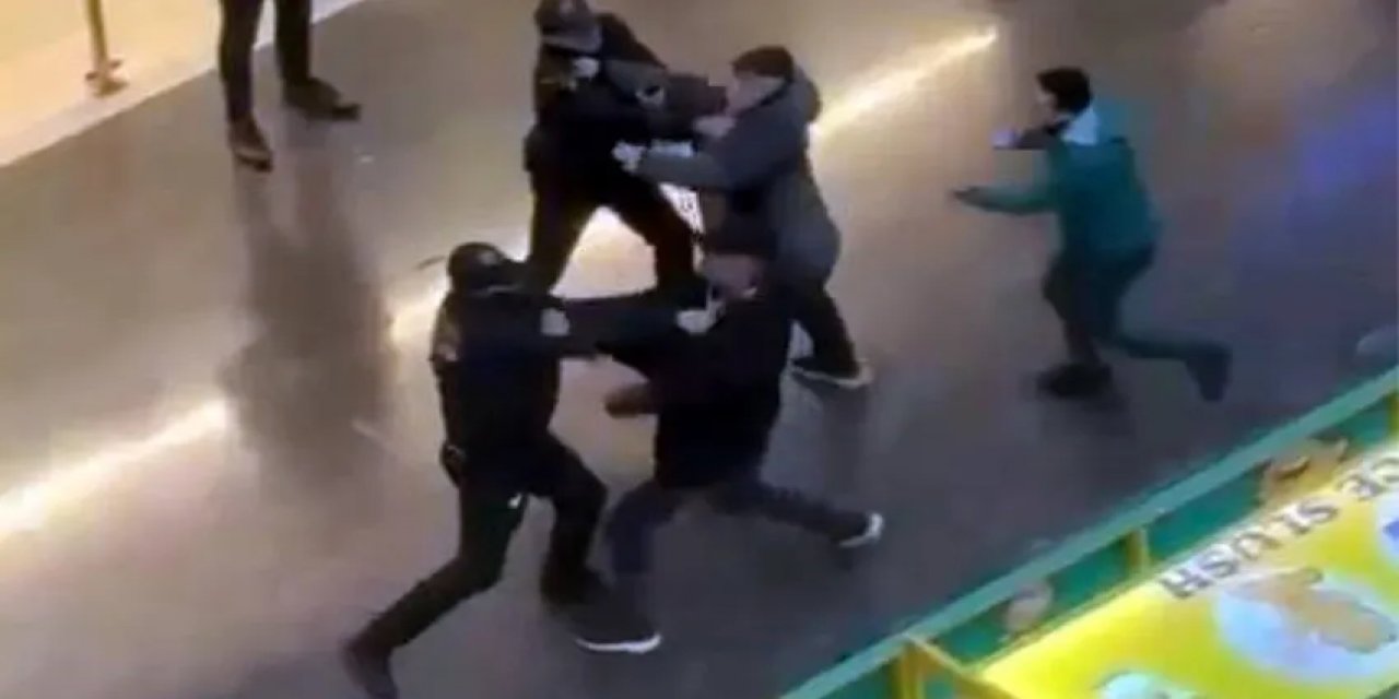 İstanbul'da AVM'de Coplu ve Sandalyeli Kavga!
