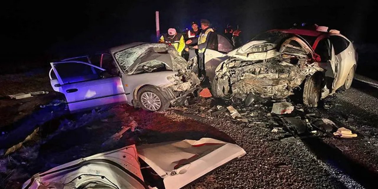 İki Otomobil Kafa Kafaya Çarpıştı; 4 Ölü, 2 Yaralı