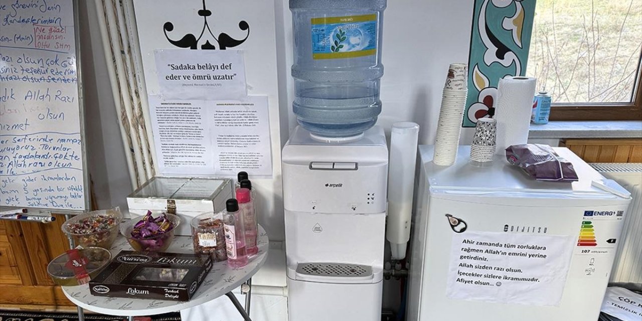 Erzurum'da Şehirler Arası Yol Güzergahındaki Camide Mola Verenler İkramlarla Karşılanıyor