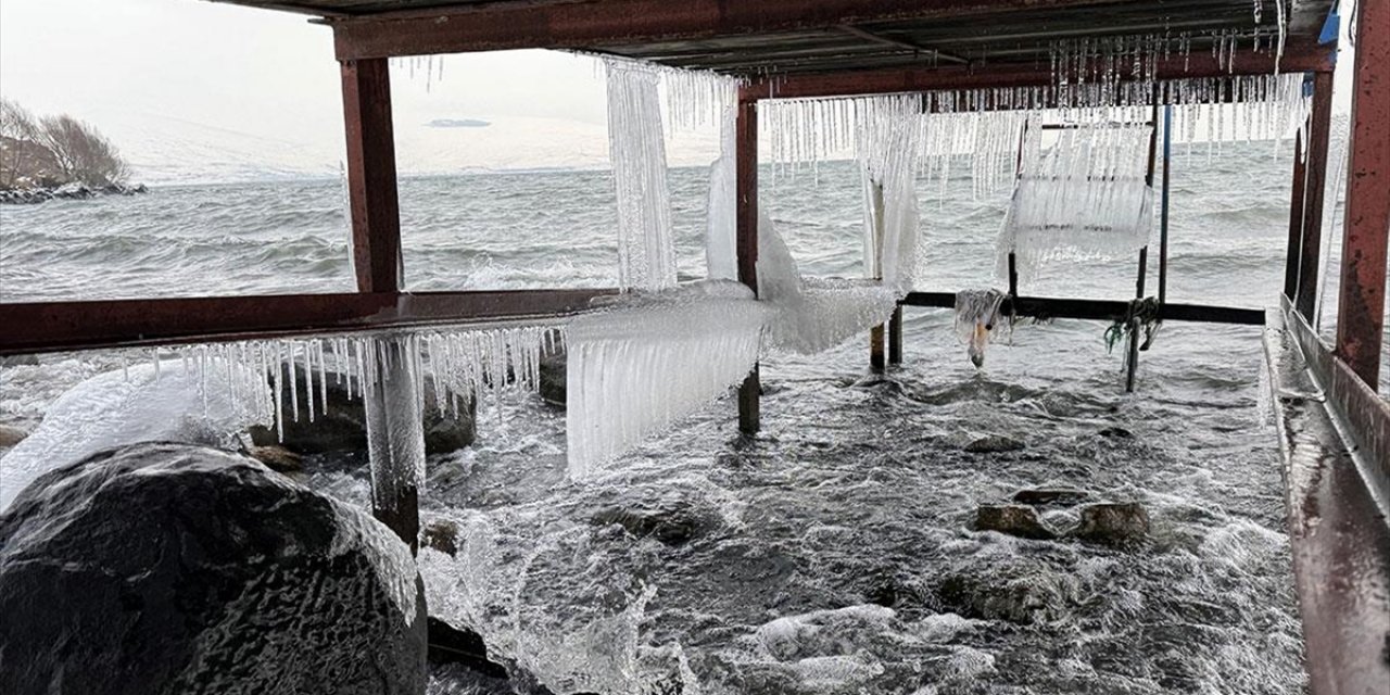 Çıldır Gölü'nün Buz Tutmayan Kıyılarındaki İskelelerinde Dalgaların Etkisiyle Sarkıtlar Oluştu