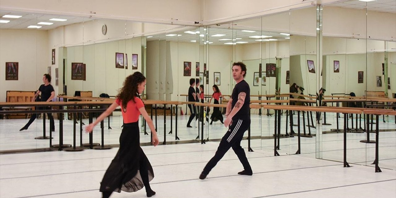 Hayatları Boyunca Ayrılmayan İkizler Aynı Sahnede Tutkuyla Dans Ediyor