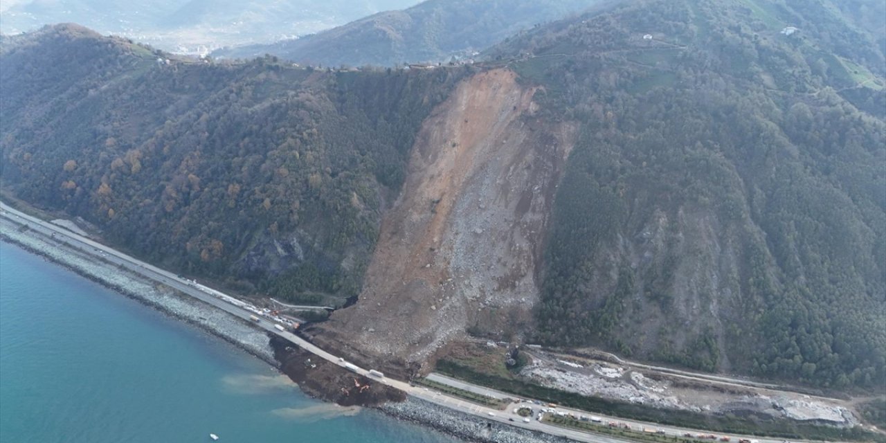 Artvin'deki Heyelanda 100 Bin Ton Toprak Kütlesinin Hareket Ettiği Belirlendi
