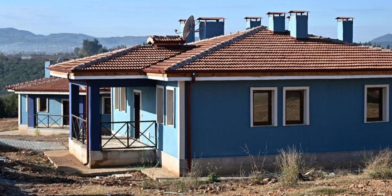 Osmaniye'de Yapılan 20 Köy Evinin Anahtarı Depremzedelere Teslim Edildi