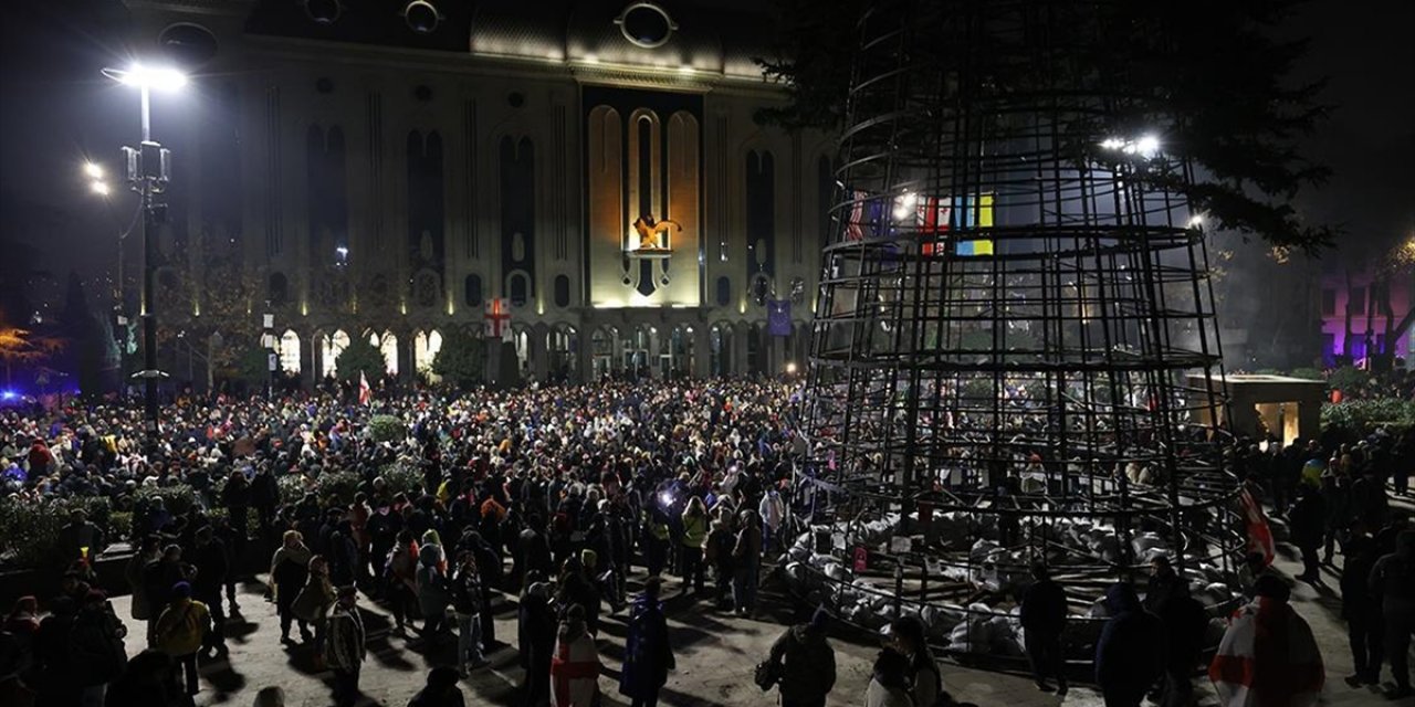 Gürcistan'da Parlamento, Gösterilerde Maske ve Lazer Işıklarını Yasaklayan Değişikliği Kabul Etti