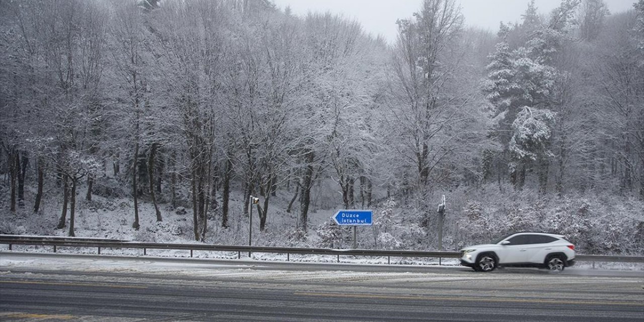 Anadolu Otoyolu İle D-100 Kara Yolunun Bolu Dağı Geçişinde Kar Etkili Oluyor
