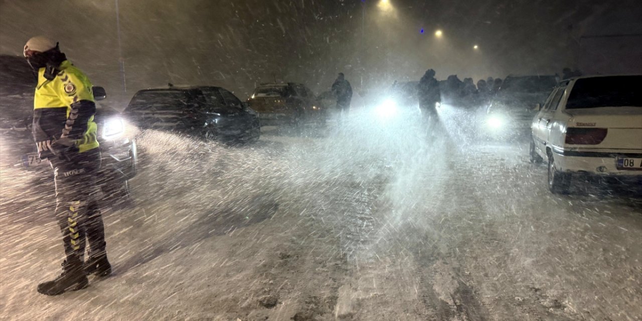 Ardahan'da Kar ve Tipi Nedeniyle Mahsur Kalan 16 Kişi Karayolları Ekiplerince Kurtarıldı