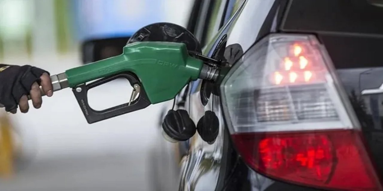 Benzine Gece Yarısı Zam Geldi; Tabelalar Değişti
